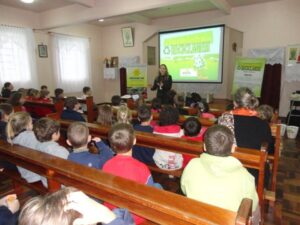 A Turminha da Reciclagem realiza momento de reflexão e aprendizado com alunos e professores