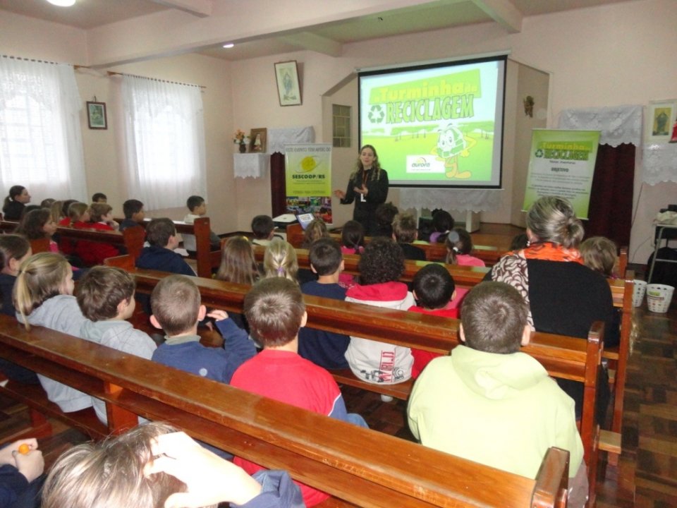 A Turminha da Reciclagem realiza momento de reflexão e aprendizado com alunos e professores