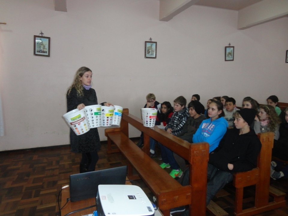 A Turminha da Reciclagem realiza momento de reflexão e aprendizado com alunos e professores