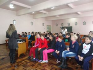A Turminha da Reciclagem realiza momento de reflexão e aprendizado com alunos e professores