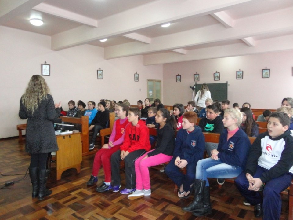 A Turminha da Reciclagem realiza momento de reflexão e aprendizado com alunos e professores