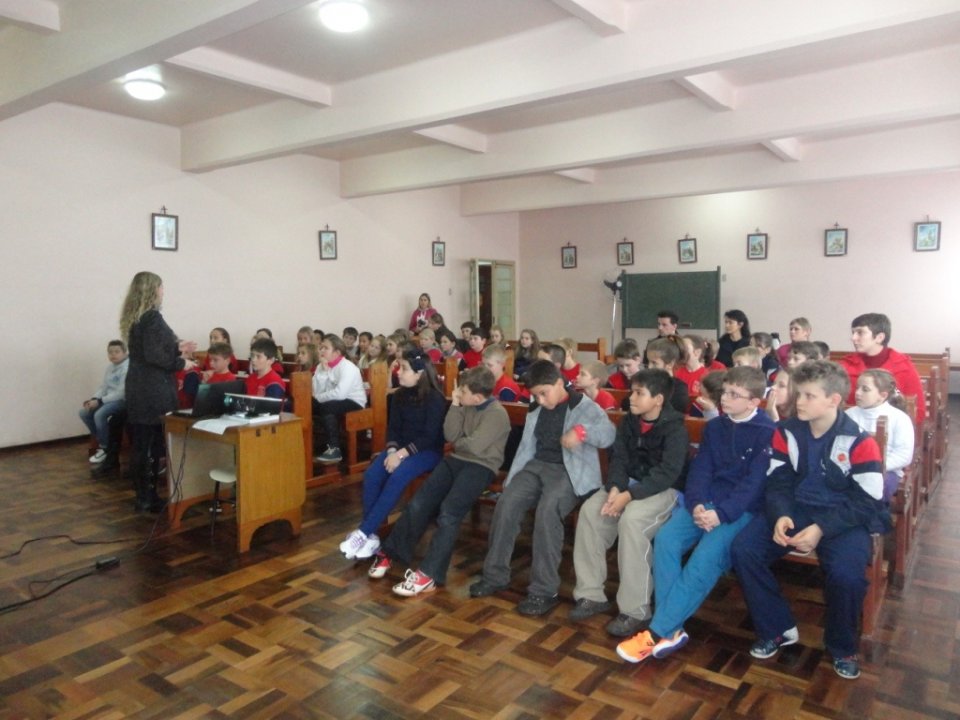 A Turminha da Reciclagem realiza momento de reflexão e aprendizado com alunos e professores