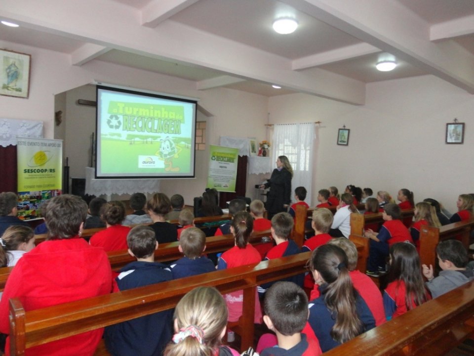 A Turminha da Reciclagem realiza momento de reflexão e aprendizado com alunos e professores