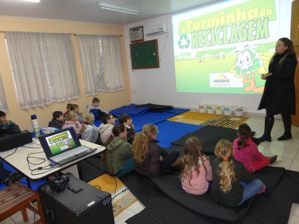 A Turminha da Reciclagem realiza momento de reflexão e aprendizado com alunos e professores