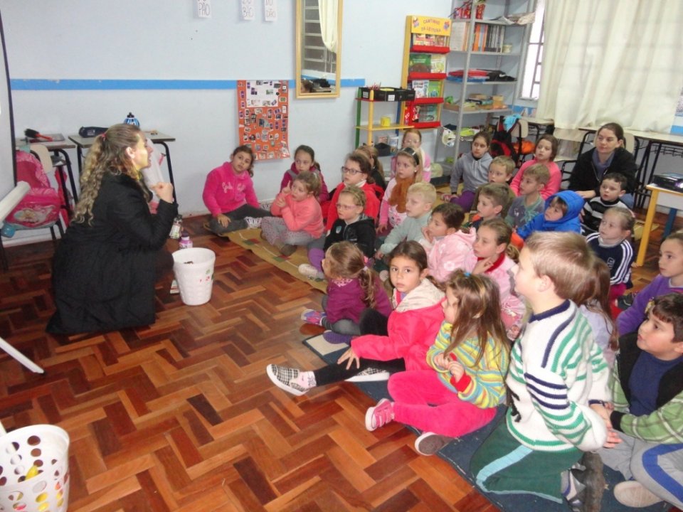 A Turminha da Reciclagem realiza momento de reflexão e aprendizado com alunos e professores
