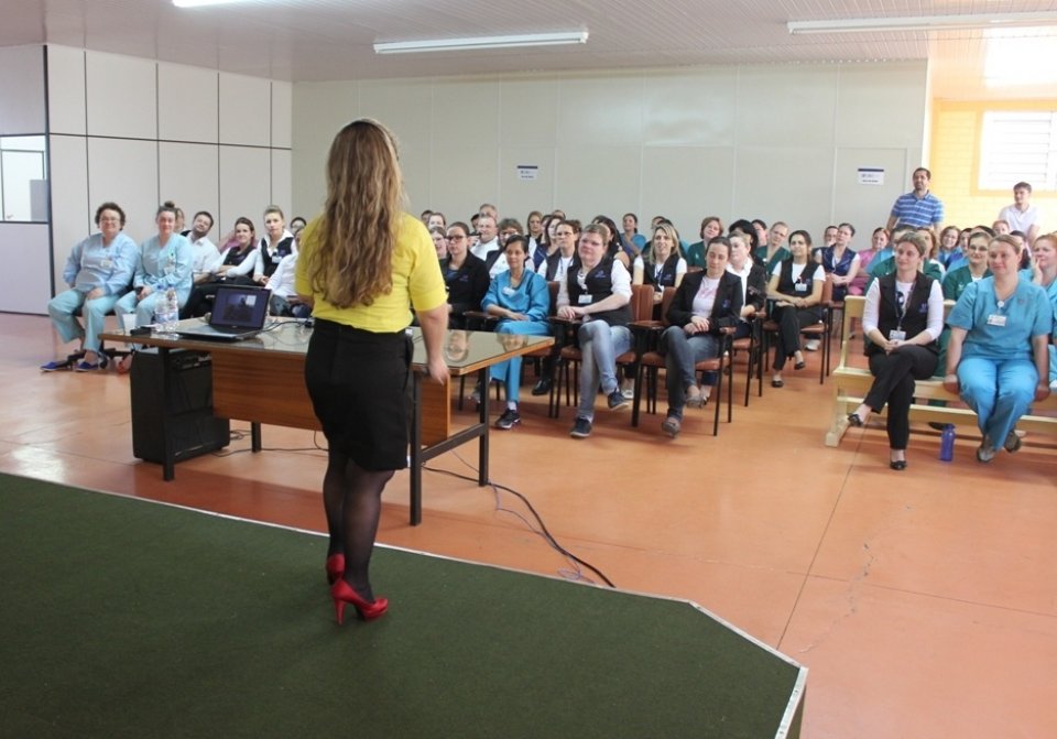 Palestra desperta diversas emoções em funcionários de Hospital no RS