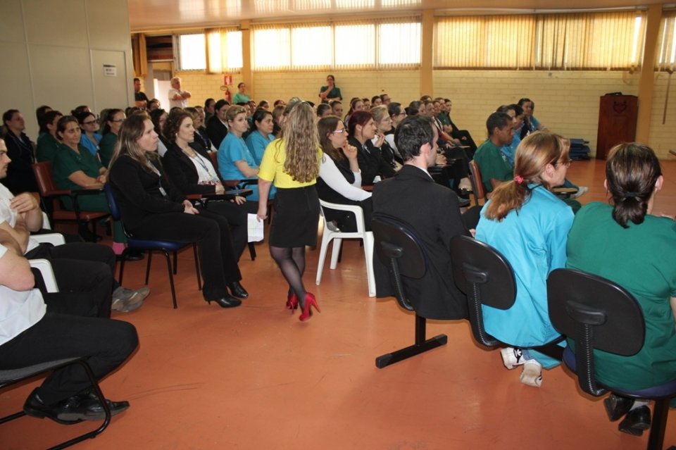 Palestra desperta diversas emoções em funcionários de Hospital no RS