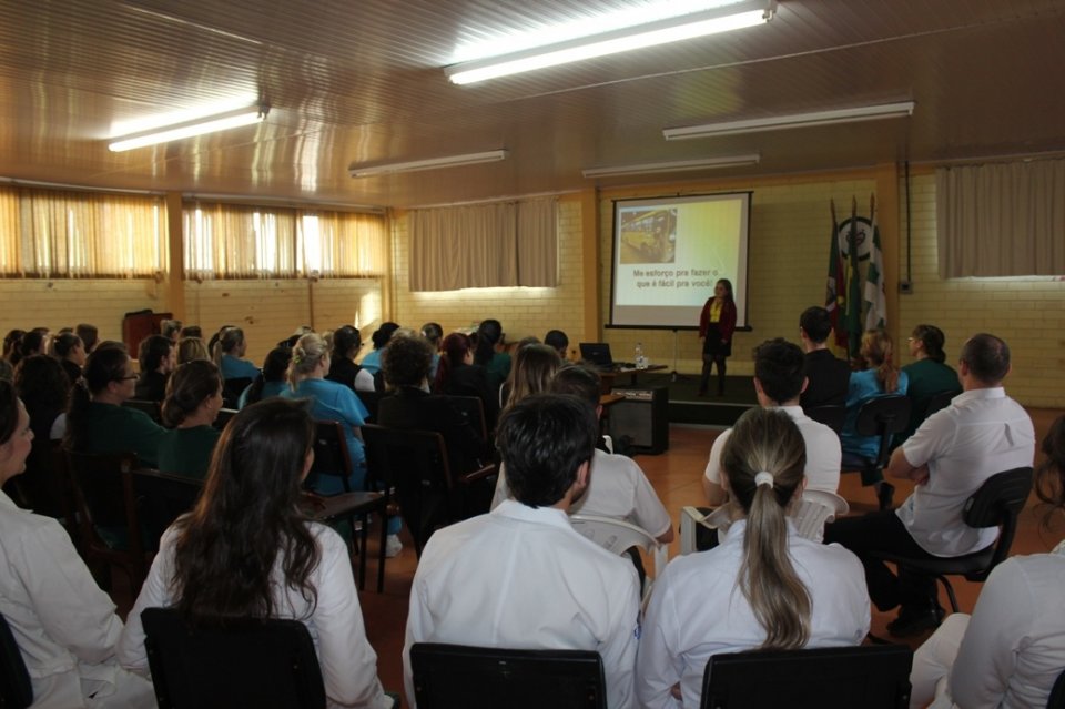 Palestra desperta diversas emoções em funcionários de Hospital no RS