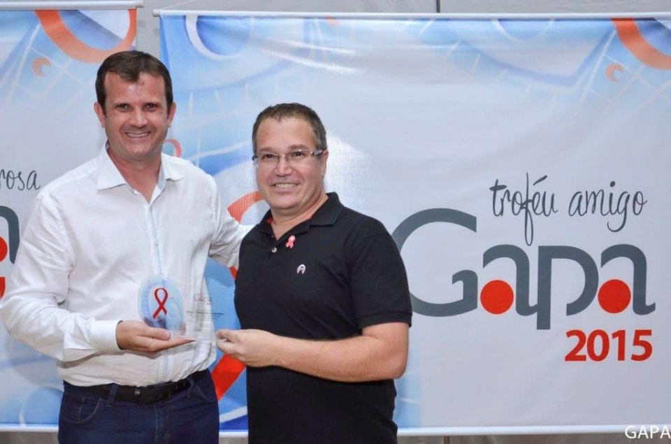 FALB e sua mantenedora recebem troféu Amigo do GAPA 2015