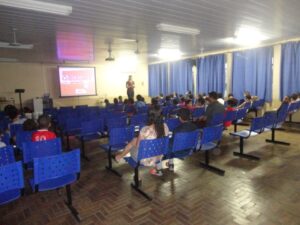 A Turminha da Reciclagem realiza atividade em escolas