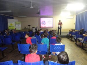 A Turminha da Reciclagem realiza atividade em escolas