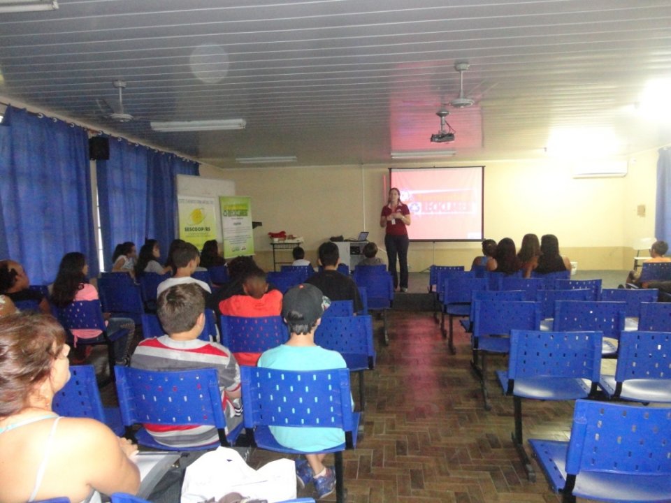 A Turminha da Reciclagem realiza atividade em escolas