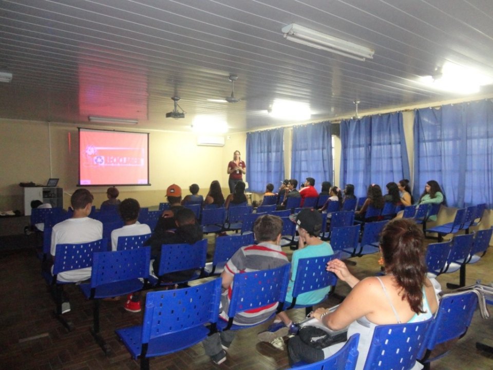 A Turminha da Reciclagem realiza atividade em escolas