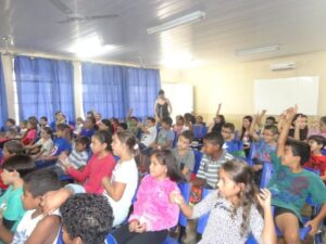 A Turminha da Reciclagem realiza atividade em escolas