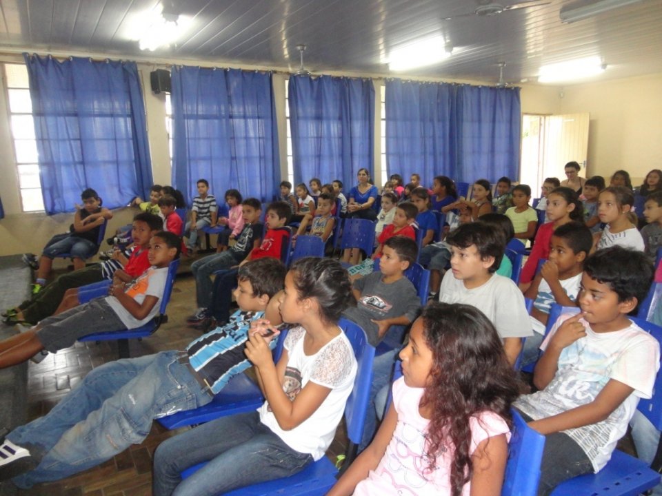 A Turminha da Reciclagem realiza atividade em escolas