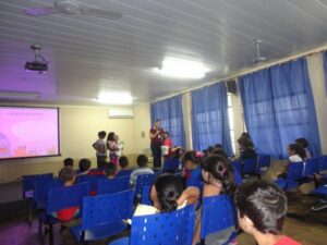 A Turminha da Reciclagem realiza atividade em escolas