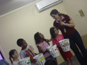 A Turminha da Reciclagem realiza atividade em escolas