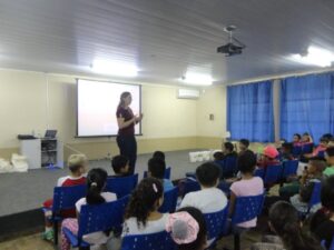 A Turminha da Reciclagem realiza atividade em escolas