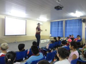 A Turminha da Reciclagem realiza atividade em escolas