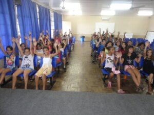 A Turminha da Reciclagem realiza atividade em escolas
