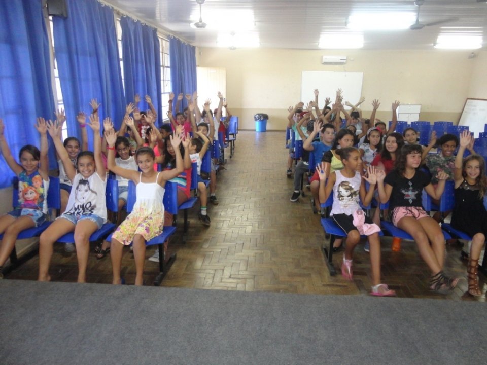 A Turminha da Reciclagem realiza atividade em escolas