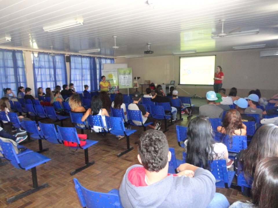 A Turminha da Reciclagem realiza atividade em escolas