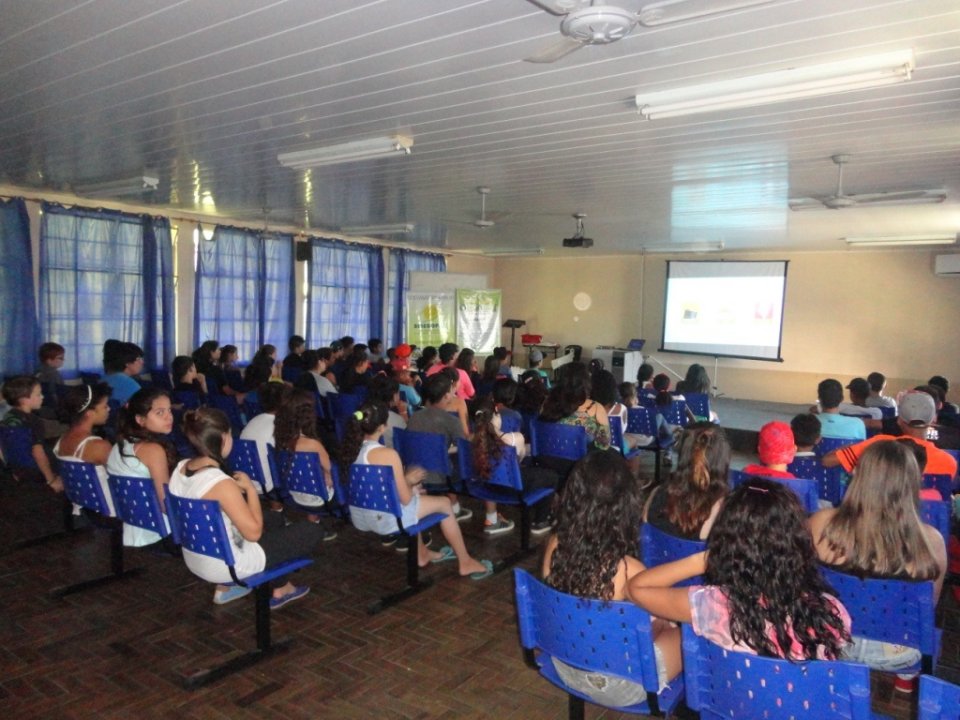A Turminha da Reciclagem realiza atividade em escolas