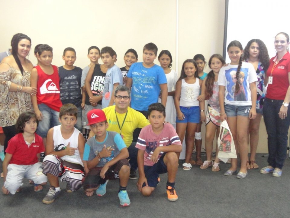 A Turminha da Reciclagem realiza atividade em escolas