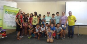 A Turminha da Reciclagem realiza atividade em escolas