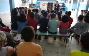 Kombi Itinerante da Contação de Histórias visita escolas e diverte os alunos