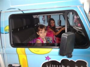 Kombi Itinerante da Contação de Histórias visita escolas e diverte os alunos