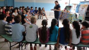 Kombi Itinerante da Contação de Histórias visita escolas e diverte os alunos