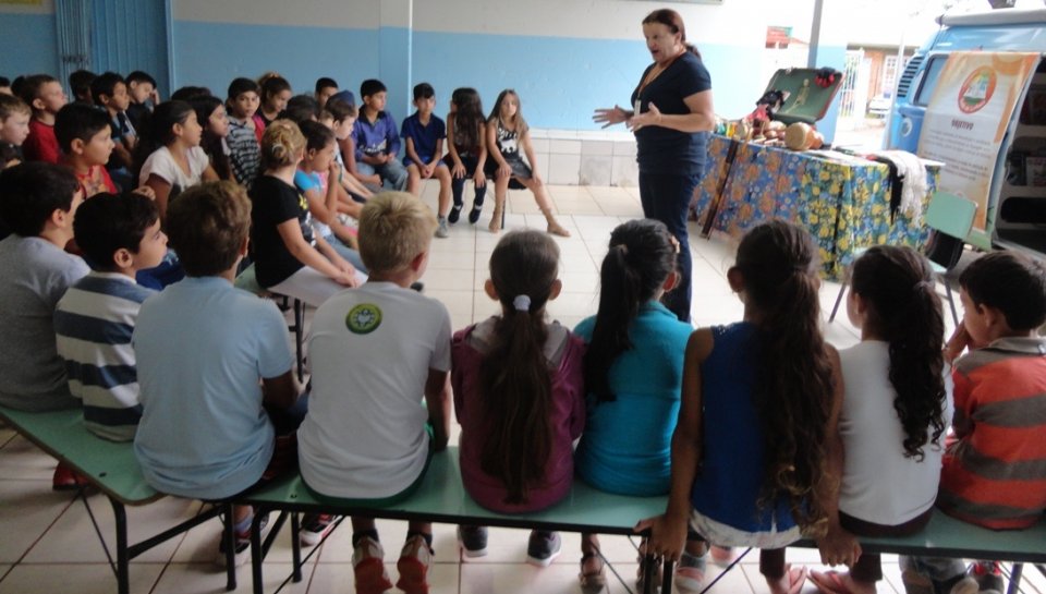 Kombi Itinerante da Contação de Histórias visita escolas e diverte os alunos