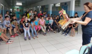 Kombi Itinerante da Contação de Histórias visita escolas e diverte os alunos