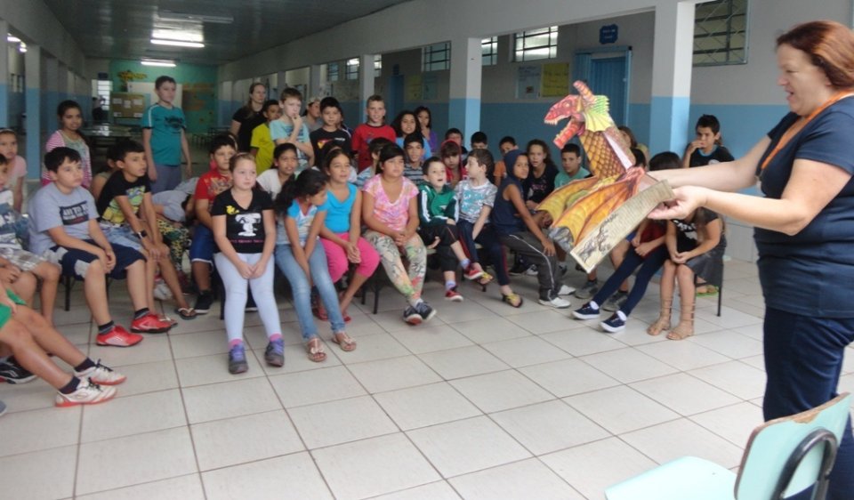 Kombi Itinerante da Contação de Histórias visita escolas e diverte os alunos
