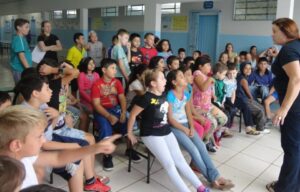 Kombi Itinerante da Contação de Histórias visita escolas e diverte os alunos
