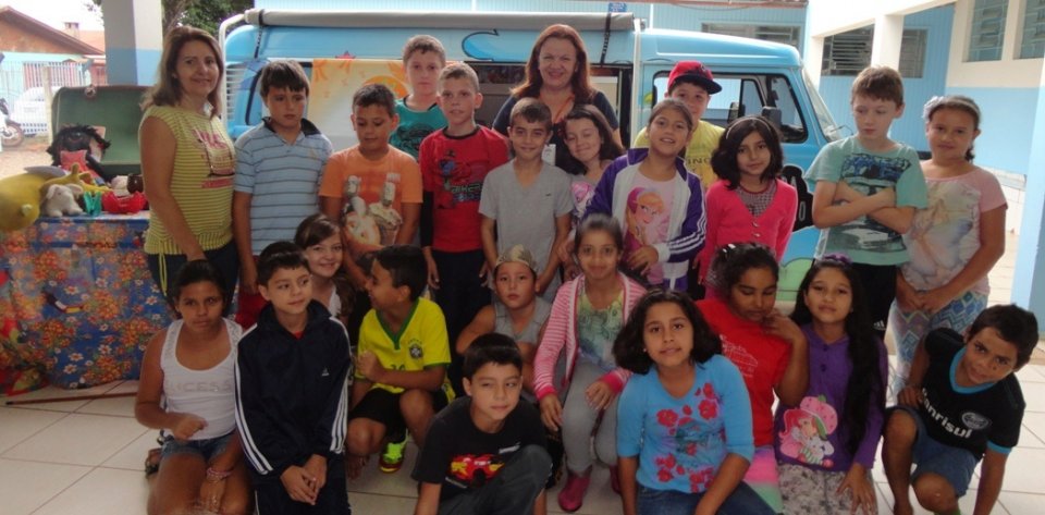 Kombi Itinerante da Contação de Histórias visita escolas e diverte os alunos