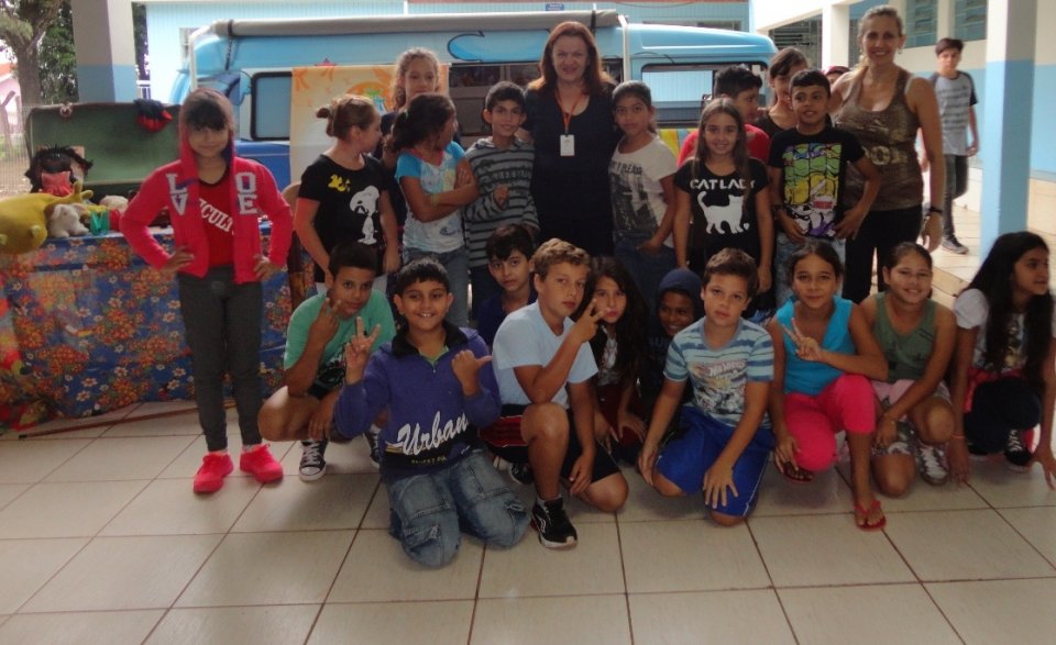 Kombi Itinerante da Contação de Histórias visita escolas e diverte os alunos