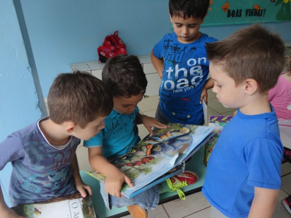 Kombi Itinerante da Contação de Histórias visita escolas e diverte os alunos