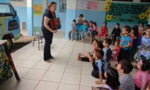 Kombi Itinerante da Contação de Histórias visita escolas e diverte os alunos