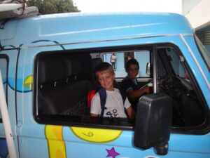 Kombi Itinerante da Contação de Histórias visita escolas e diverte os alunos