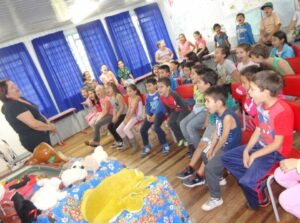 Kombi Itinerante da Contação de Histórias visita escolas e diverte os alunos