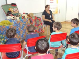 Kombi Itinerante da Contação de Histórias visita escolas e diverte os alunos