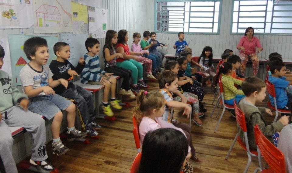 Kombi Itinerante da Contação de Histórias visita escolas e diverte os alunos