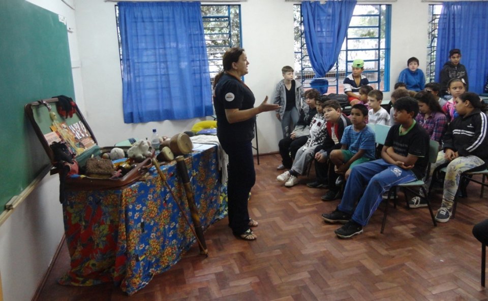 Kombi Itinerante da Contação de Histórias visita escolas e diverte os alunos
