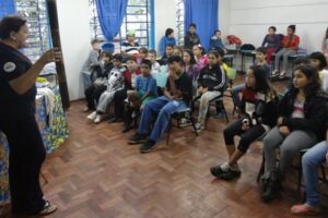 Kombi Itinerante da Contação de Histórias visita escolas e diverte os alunos