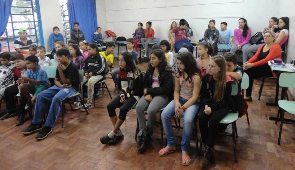 Kombi Itinerante da Contação de Histórias visita escolas e diverte os alunos