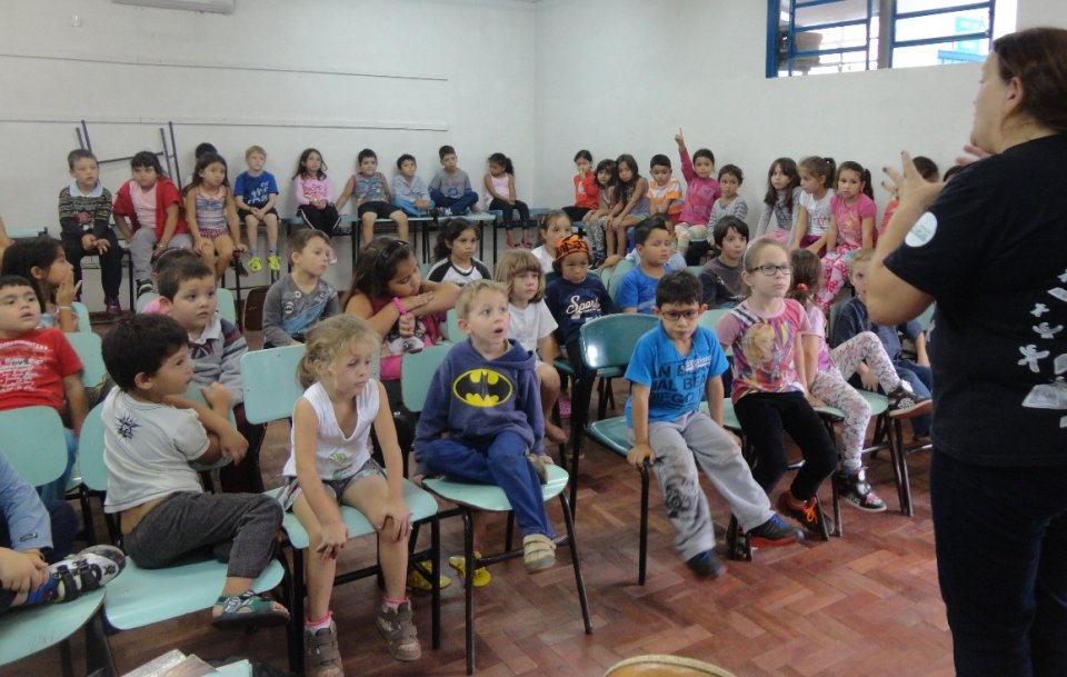 Kombi Itinerante da Contação de Histórias visita escolas e diverte os alunos