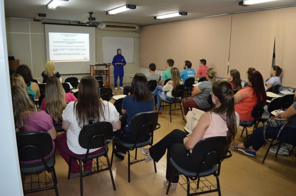Acadêmicos recebem informações do Centro de Memórias ALB