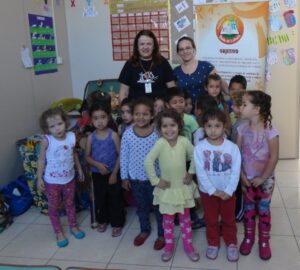 Crianças e professores participam de atividade de forma lúdica com a contação de histórias